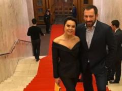 Elegant Podkopayeva with bare shoulders drove the groom from the United States to the Klitschko event