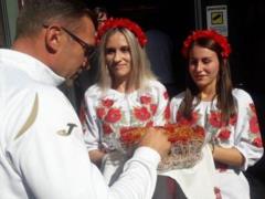 Сборную Украины в Италии встретили караваем