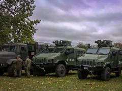 На Черниговщине гвардейцы на бронетехнике эвакуируют мирное население, спасающееся от взрывов на арсенале ВСУ
