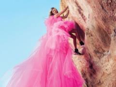 50-year-old Julia Roberts in colorful dresses climbed over rocks in a new photo shoot
