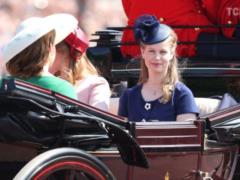Under the insidious wind, the granddaughter of Elizabeth II lit up her underwear at the royal wedding