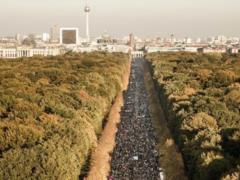More than 100 thousand unexpectedly went on the march against Putin’s favorite German party