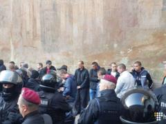 В Киеве возле лавры полиция задержала около 30 молодых людей