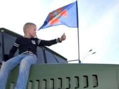 The guardsmen of Kharkov presented their military equipment on the main square of the city