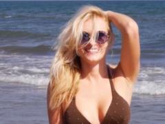 Длинноногая Ирина Федишин в бикини продемонстрировала стройную фигуру