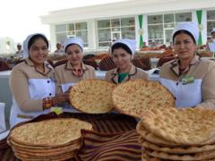 Flour disappeared in the stores of Turkmenistan, for the bread line and crush