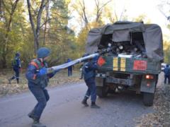 Под Ичней спасатели продолжают расчищать прилегающую к взорванному арсеналу ВСУ территорию
