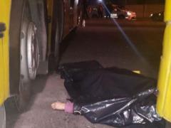 В Киеве кондуктора раздавило между двумя автобусами