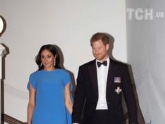 Pregnant Megan in evening blue dress showed a noticeably rounded belly