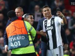 Ronaldo took the phone from a Manchester United fan and took a selfie with him