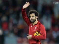 Liverpool leader Salah received a mysterious gift from a cheerleader in exchange for a T-shirt