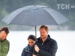 Pregnant Megan in sneakers with Prince Harry walked under an umbrella on the beach of New Zealand