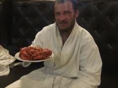 Алиев показал фото из бани в одном полотенце