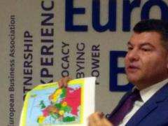 Фотофакт: Украинский чиновник презентовал карту с российским Крымом