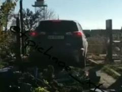 Videofact: In Kharkov, a pop SUV smashes monuments in a cemetery