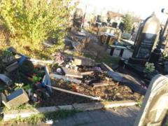 У Мережу виклали відео з наслідками їзди батюшки по кладовищу в Харкові