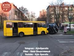 В Киеве Mitsubishi не пропустила маршрутку, и была перевернута на бок
