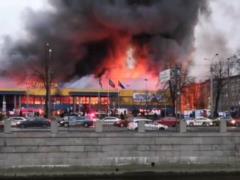 В Петербурге 10 часов тушили горевший гипермаркет