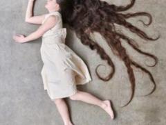 A girl with very long hair does not wash them for 20 years