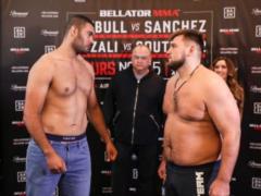 Российского бойца грубым приемом отправили в нокаут на MMA