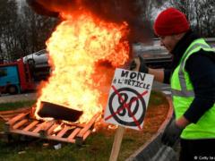 In France, thousands of drivers protest because of high gasoline prices
