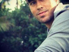 Funny dad Enrique Iglesias showed how he teaches children bad manners