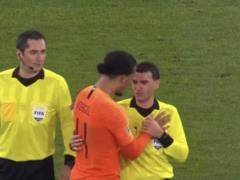 Dutch soccer player comforted the referee, who cried on the field because of the death of his mother