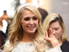 Happy Paris Hilton without a ring was caught at the airport of Melbourne