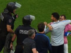 Звезда аргентинского футбола защитил фаната от полиции