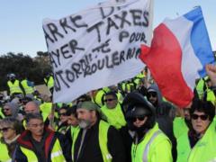 Protests in France: a man with a grenade demanded a meeting with the president