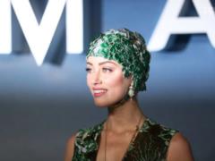 Extravagant Amber Heard surprised by a strange headdress at the London premiere