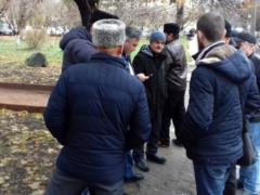 Crimeans gather outside the court building in Simferopol to support Ukrainian sailors