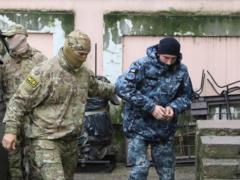 К украинским морякам пустили первых посетителей