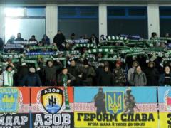Фанаты  Карпат  сожгли флаг России во время матча чемпионата