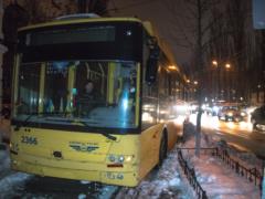 В центре Киева у троллейбуса отказали тормоза и он врезался в сугроб