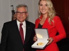 Украинка Харлан получила награду за победу на Кубке мира по фехтованию