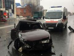 В Харькове на мокром шоссе столкнулись две иномарки, один человек госпитализирован