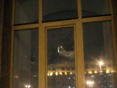 На Крещатике возмущенный гражданин разбил бутылкой окно в административном здании