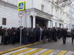В оккупированном Севастополе 300 человек штурмуют  прокуратуру 