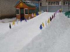 В России снежный городок покрасили белой краской