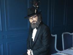 Били по лицу: на DZIDZIO напали в Киеве