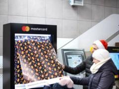 В киевском метро можно бесплатно запаковать новогодние подарки