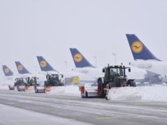 Из-за снегопада в аэропорту Мюнхена отменены десятки рейсов