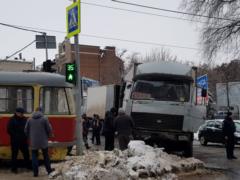 В Днепре грузовик без тормозов протаранил трамвай
