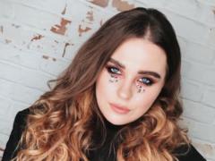 Солистка группы KAZKA показала ягодицы в купальнике