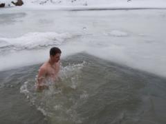 В зоне ООС артиллеристы окунулись в прорубь