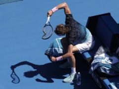 Немецкий теннисист вдребезги разбил ракетку и напугал болл-боя на Australian Open
