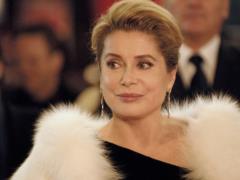 На аукционе Christie’s продадут наряды Катрин Денев