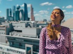 Молодая мама Тодоренко надела плащ на голое тело и сложила губки  уточкой 