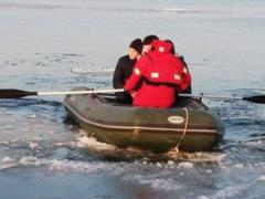 В Днестровском лимане спасатели сняли с дрейфующей льдины четырех детей